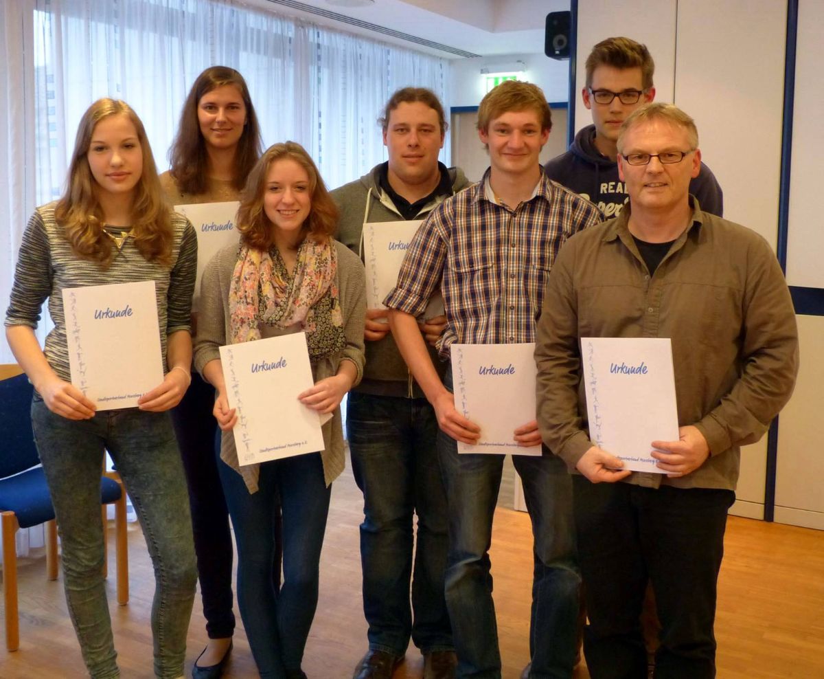 Die erfolgreichen Aktiven und Ehrenamtlichen: Von links Celine Göbel, Katrin Kreft, Lisa Piechulek, Sascha Burdick, Sebastian Becker, Fritz Schack, Herbert Piechulek. Es fehlt im Bild Andreas Becker