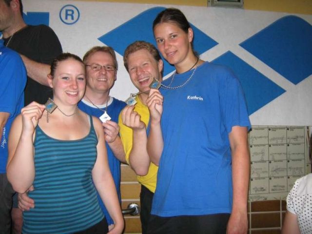 Die Schwimmer Laura Gerlach, Herbert Piechulek, Ingemar Hansmann und Kathrin Kreft gewannen bei den NRW-Landesmeisterschaften in Paderborn über 4x50m Lagen die Bronzemedaille für den SV Marsberg. Foto: Piechulek