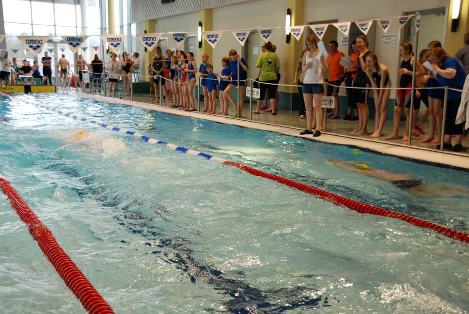 "Anfeuern" spornt die Schwimmer an und hebt die Stimmung im Bad, Foto: Anja Hoppe