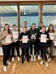 Johanna, Maresa, Leonie, Linnea, Emily, Nora, Emily und Fabienne (Badewannentauchmeister)