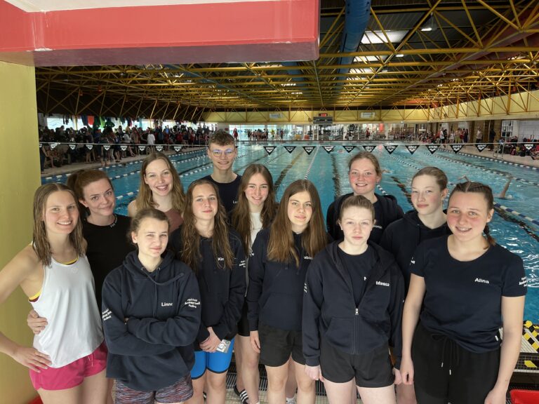 Die Schwimmer des SV Marsberg beim Int. Paderschwimmcup 2023