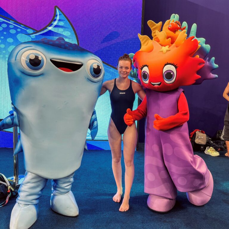 Ricarda bei der Masters WM in Doha mit den Maskottchen Nahim & Mayfara