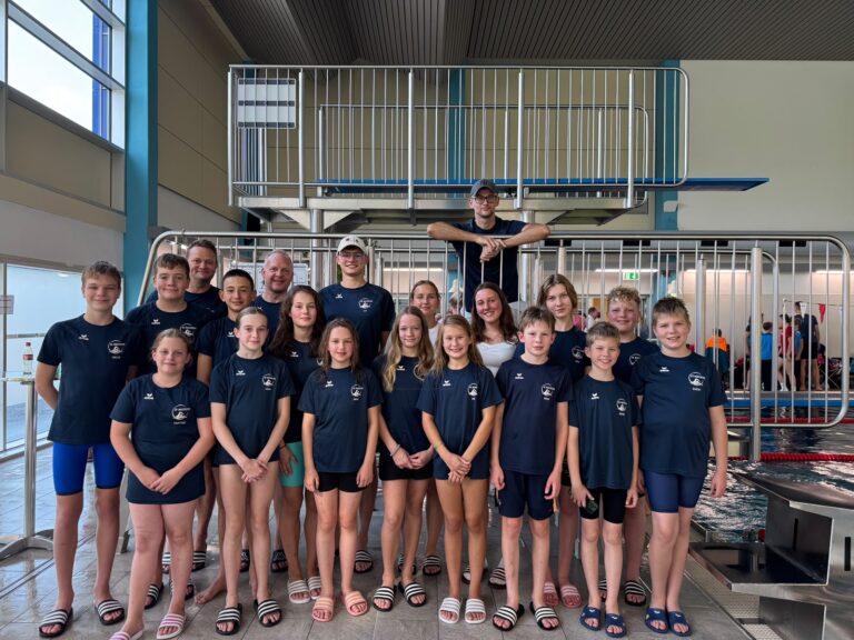 Mannschaft des SV Marsberg beim Herbstschwimmfest in Meschede