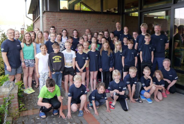 Die Mannschaft des SV Marsberg beim Schwimmertag im Diemeltalhallenbad, Foto: Piechulek